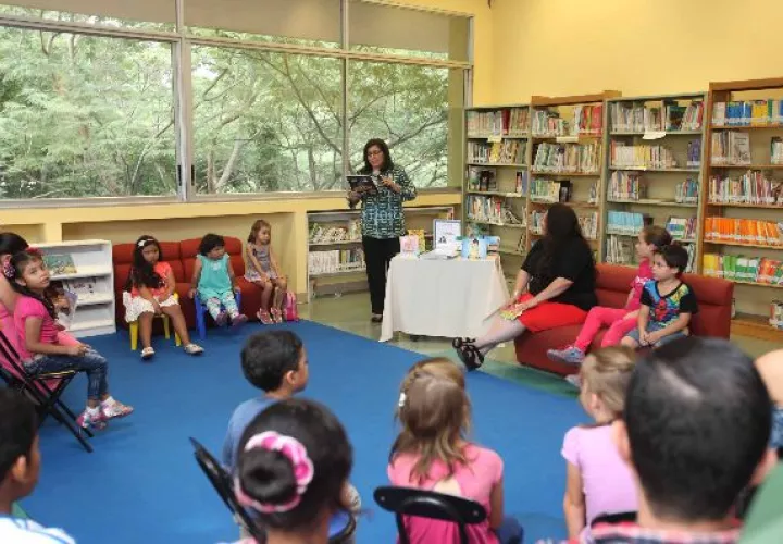 Briseida Bloise presenta a  Liza Di Georgina a los entusiastas niños.   