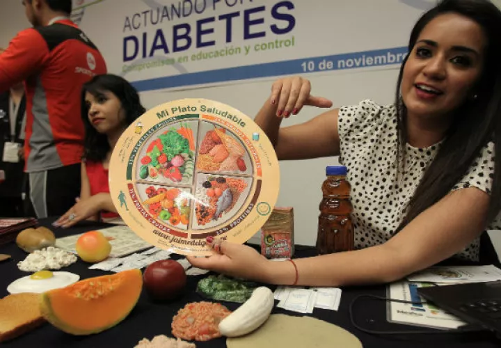 Una mujer muestra el régimen alimenticio saludable. Foto/ EFE
