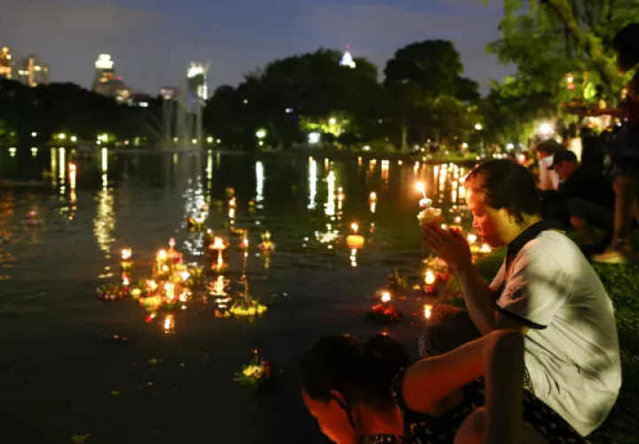  Una mujer reza durante la celebración del Loy Krathong. Foto/ EFE