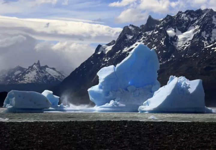  Témpano cerca de la orilla del lago Grey. Foto/ EFE