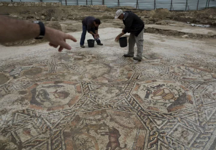 El mosaico mide 11 por 13 metros. Foto/ AP