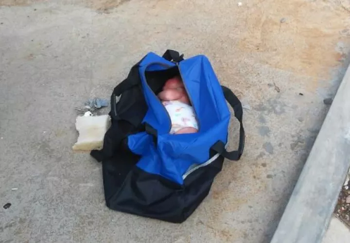 Bebé abandonado en una maleta fue entregado al Senniaf 