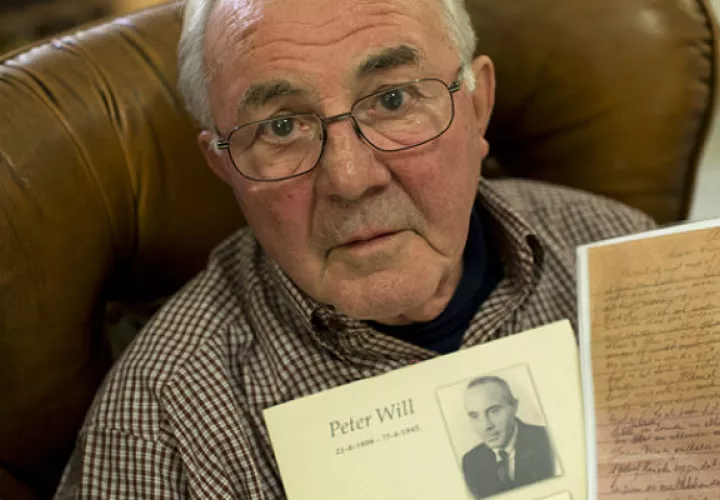Joop Will muestra una foto de su padre. Foto/ AP