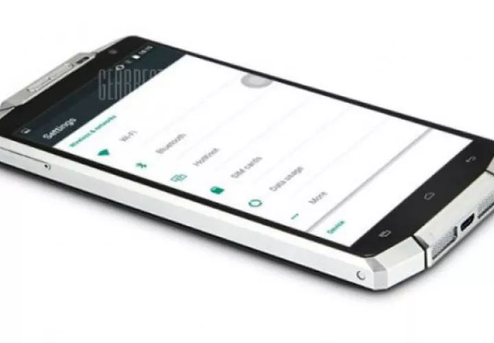 El teléfono cuenta con una batería de 10,000 mAh (miliamperio-hora) que carga en 3.5 horas, capaz de durar 15 días/Cortesía.