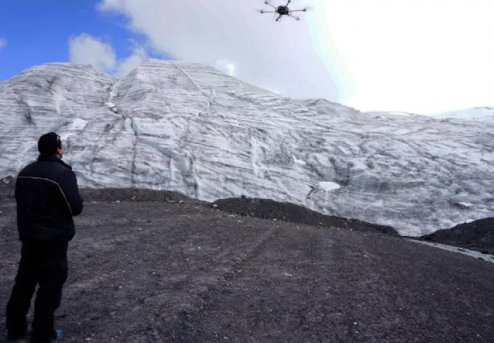 Un hombre manipula un dron en los Andes. Foto/ EFE 