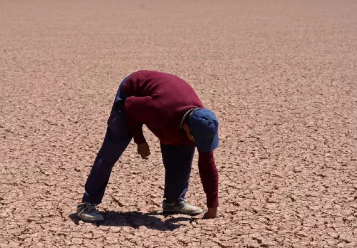 Un hombre que inspecciona un sector del lago Poopó. Foto/ EFE