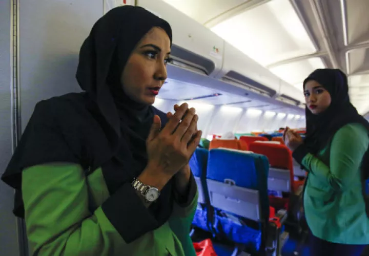 Las tripulaciones de vuelo Rayani Air ora antes de la salida. Foto/ AP