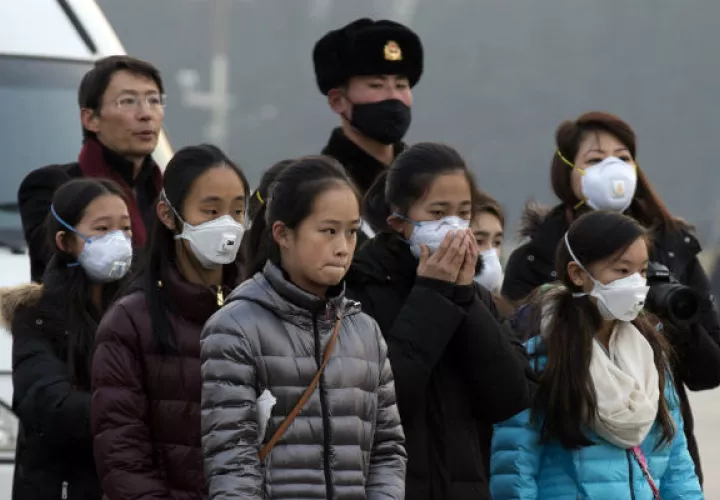 Con las mascarillas se protegen de la contaminación. Foto/ EFE