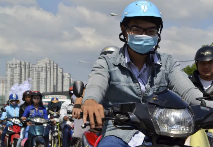 Un motociclista en un atasco de tráfico en Ho Chi Minh. Foto/ EFE