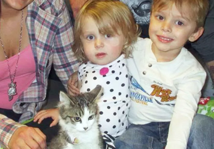 Scarlette junto a su gato y su hermano. Foto/ AP