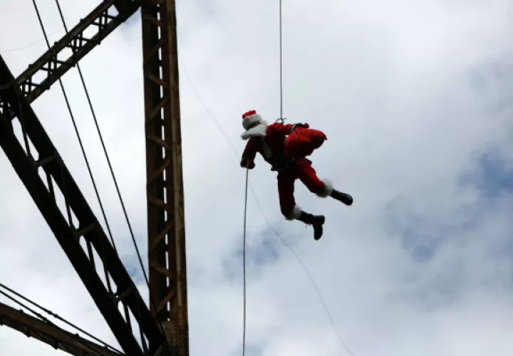  El bombero Héctor Chacón, de 70 años, vestido como Papa Noel. Foto/ EFE