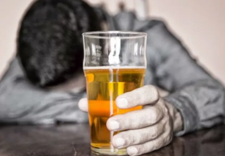Alivia los malestares por beber alcohol en exceso. Foto/ EFE