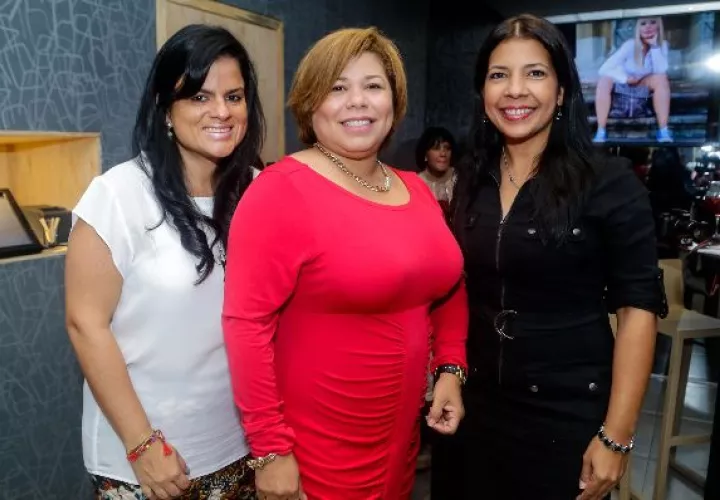 2.  Mónica Muñoz, Ileana Villalobos y Maité Quirós. 