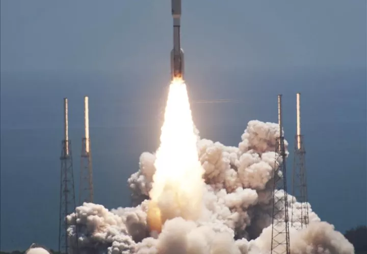 Momento del lanzamiento del cohete Atlas V en el que ha partido la sonda Juno. Foto: EFE