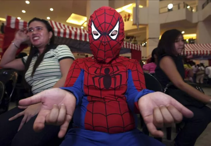 Niño se disfraza Spiderman. Foto: EFE 