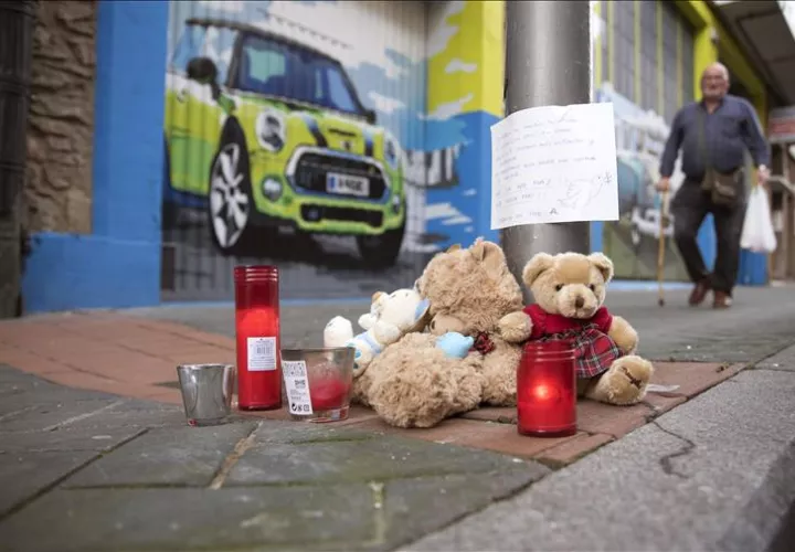 Los vitorianos dejan mensajes, velas y peluches en el lugar donde cayó la niña. Foto: EFE
