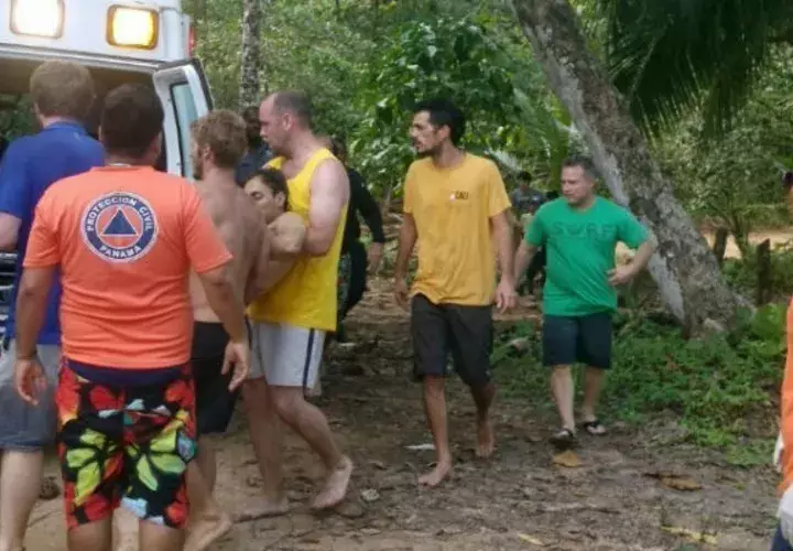Los compañeros lo subieron a la ambulancia. Foto/ Leonardo Machuca