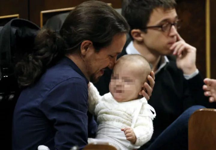El líder de Podemos, Pablo Iglesias (izq.), con el bebé de la diputada. Foto/ EFE