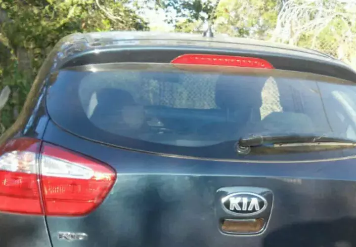 Carro abandonado. Foto/ Zenaida Vásquez