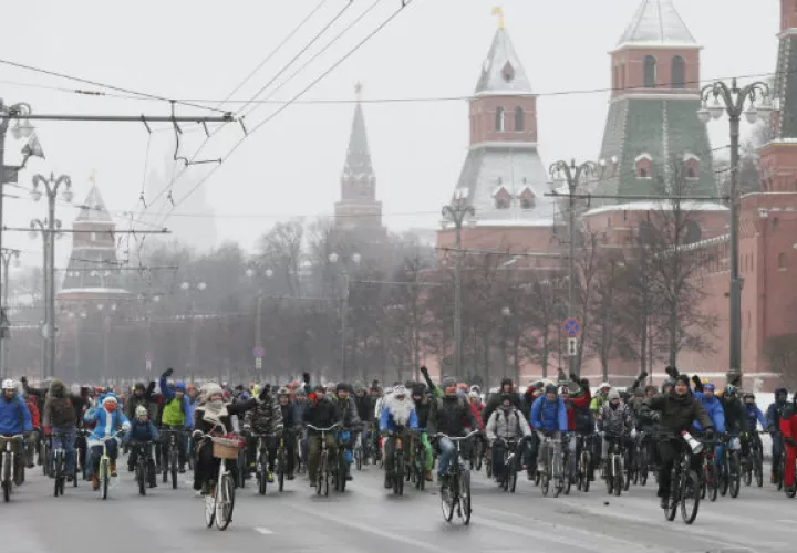 En Rusia un grupo de personas desafía el frío para participar de  la primera marcha cicloturista invernal. Foto/Ap