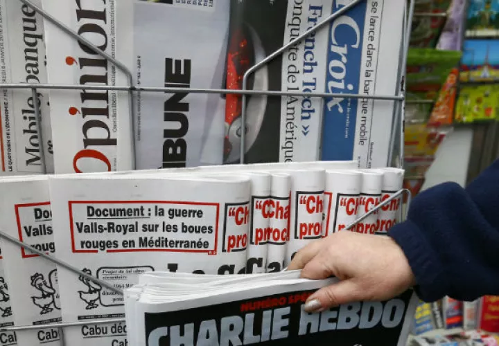 Venta del semanario satírico "Charlie Hebdo". Foto/ AP