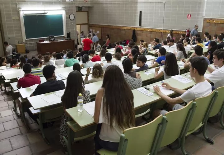 Estudiantes en proceso de examen. Foto/EFE
