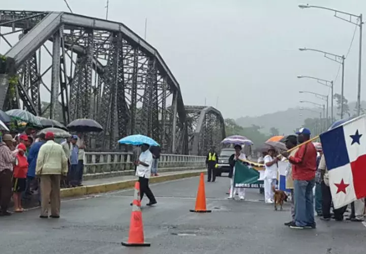 Bloquearon el puente. Foto/ Leonardo Machuca