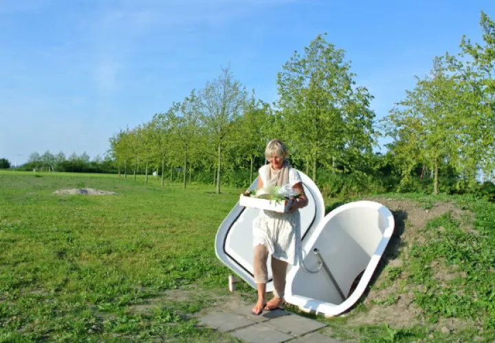 Una mujer sale del refrigerador bajo tierra de la empresa Weltevree. Foto/ Weltevree NL
