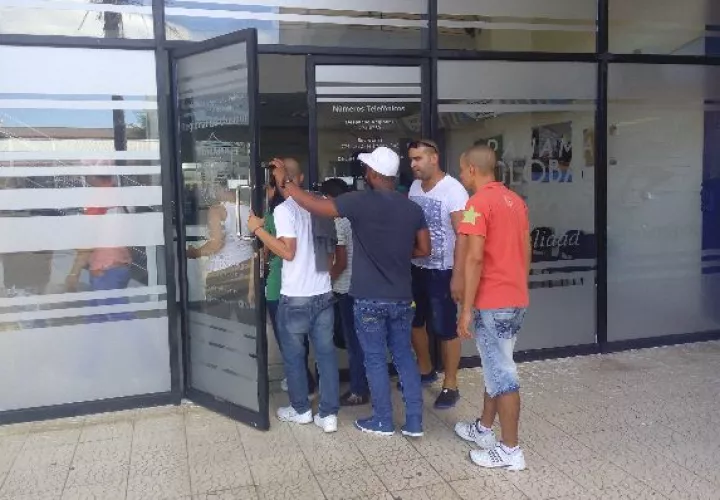 Cubanos  compran boletos para viajar 