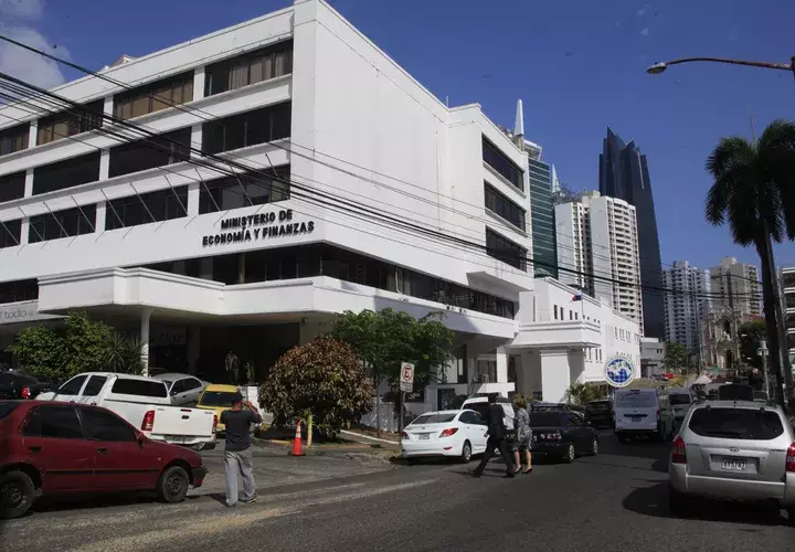  El Estado intenta maquillar  déficit fiscal del SPNF  