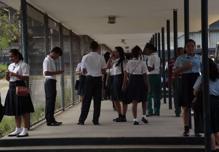 Denuncian interferencia del presidente en el Ministerio de Educación 