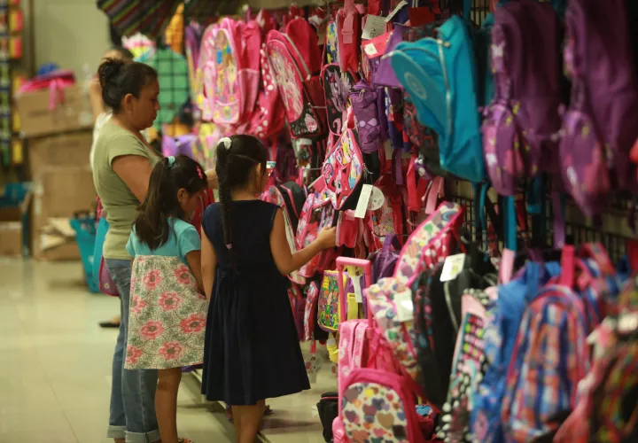    Padres enfrentan  inicio de clases con recorte de ayudas 