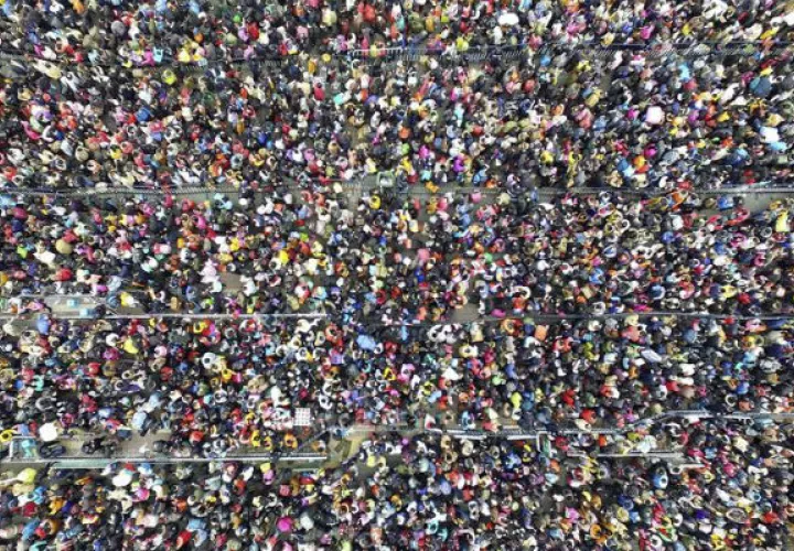 Vista aérea de los miles de pasajeros. Foto: EFE