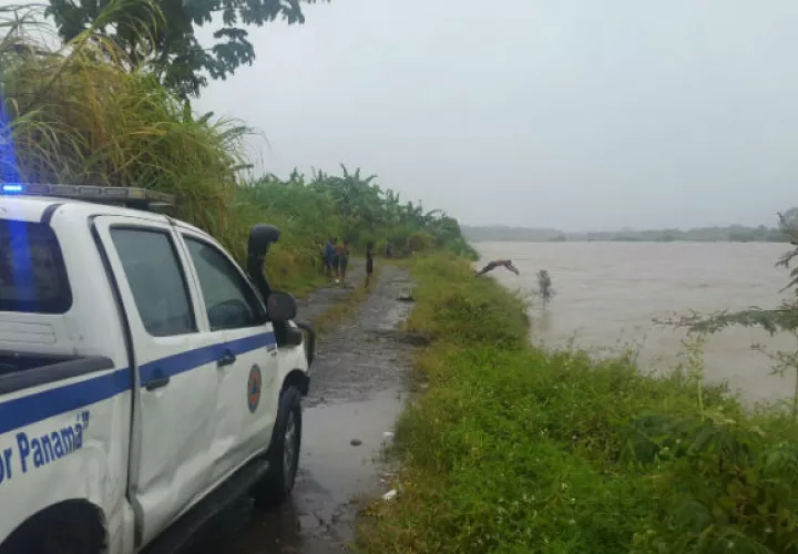 Pese a la crecida, se bañan en el río. Foto/ Leonardo Machuca
