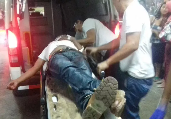 Trasladan al herido. Foto/ Mayra Madrid