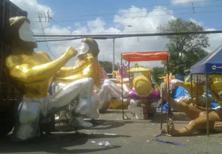 Terminan los últimos detalle de los carros alegóricos. Foto/ Pablo Castillo