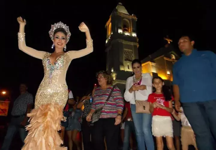 Ana Isabel saluda a su público. Foto: Zenaida Vásquez 