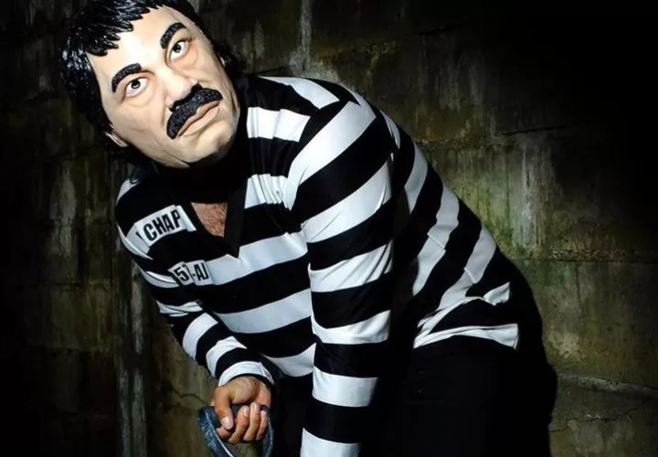 Un disfraz del Chapo Guzmán comercializado. Foto:EFE  