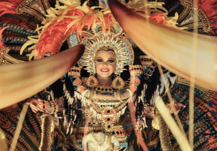 El primer paseo nocturno de las tres reinas de Las Tablas, ya coronadas por sus tunas, estuvo colorido y repleto de lujo y brillo.
