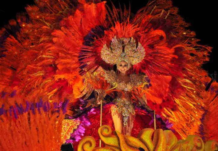 El primer paseo nocturno de las tres reinas de Las Tablas, ya coronadas por sus tunas, estuvo colorido y repleto de lujo y brillo.