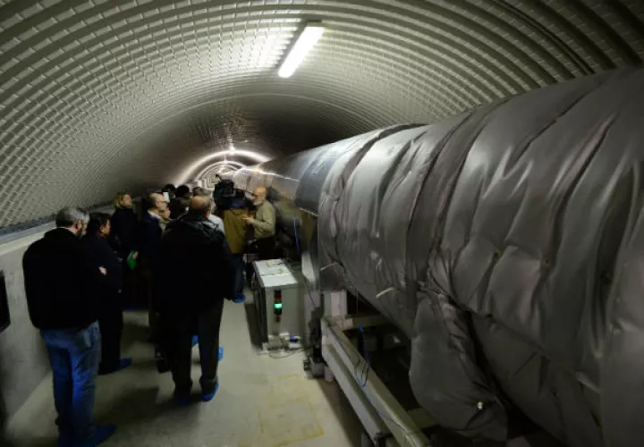 Una vista parcial del "virgo", 3 km de la antena de largo interferómetro para la detección de ondas gravitacionales se encuentra en Cascina, cerca de Pisa, Italia. Foto/AP 