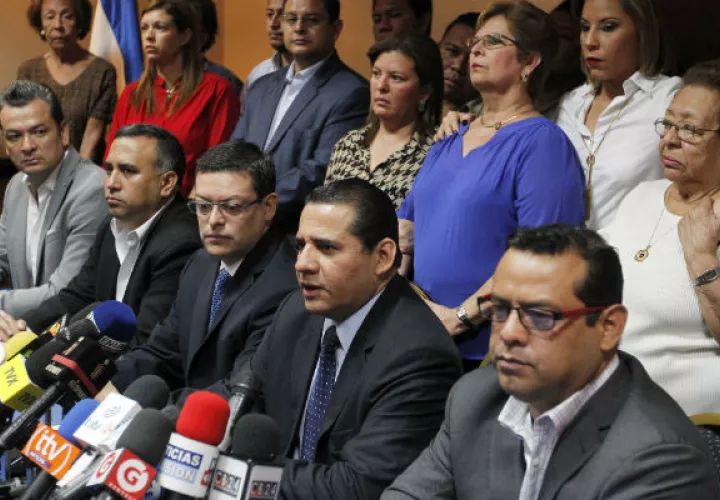 Familiares de los militares. Foto/ EFE
