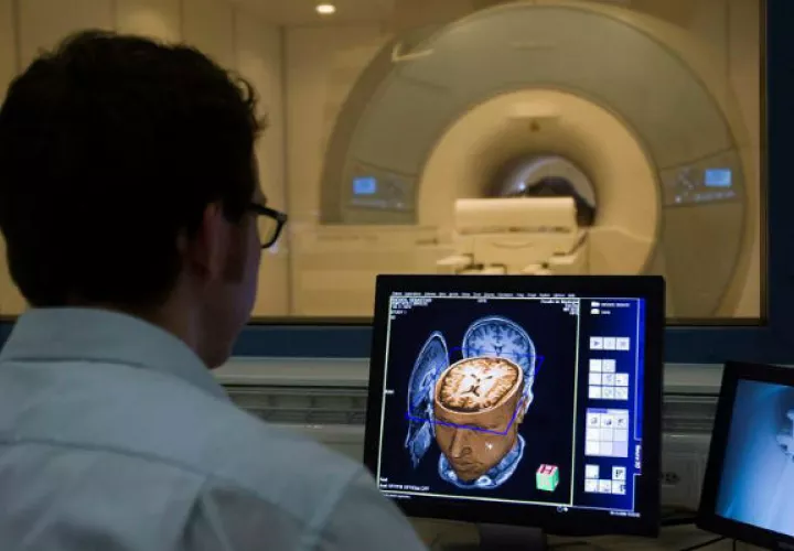 Sebastian Rieger, físico de resonancia magnética, hace una demostración de la nueva 3 Tesla MRI en un laboratorio. Foto: EFE