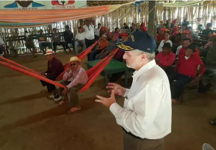 El recorrido incluyó una visita al área donde se construye el centro de Salud de la comunidad/Cortesía.