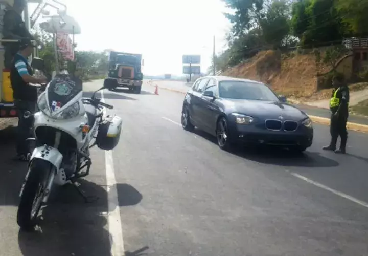 Los controles incluyen revisión en equipajes de los buses. Foto/ Thays Domínguez