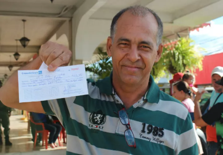 El cubano Diego Domínguez muestra feliz su boleto hacia al “sueño americano”.