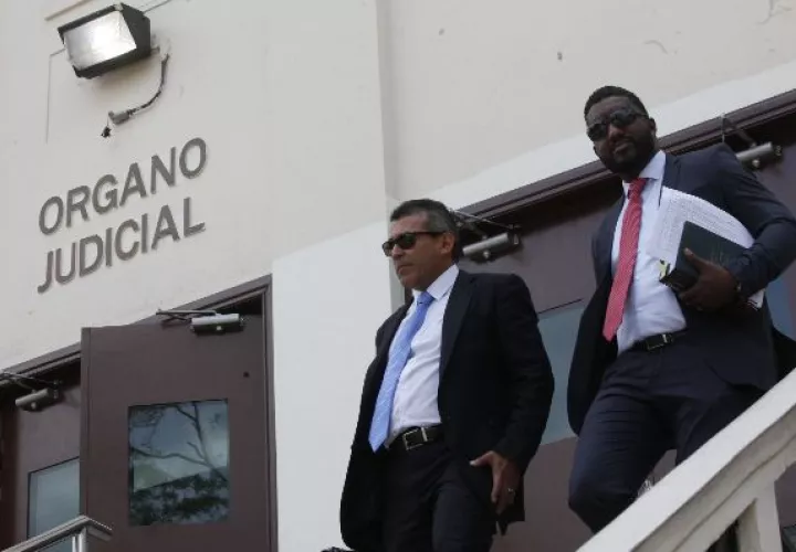 Los abogados de Ricardo Martinelli, Sidney Sittón y  Leonardo Paul, saliendo de la Corte Suprema de Justicia, luego de la audiencia de la comida deshidratada, quienes advirtieron nulidades en el proceso.  / Foto Edwin González