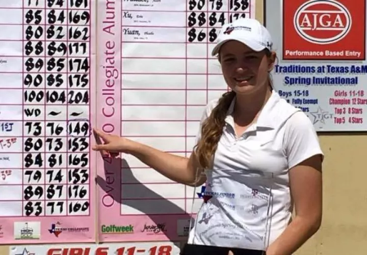 La joven golfista posa con su nuevo trofeo.  / Foto Cortesía