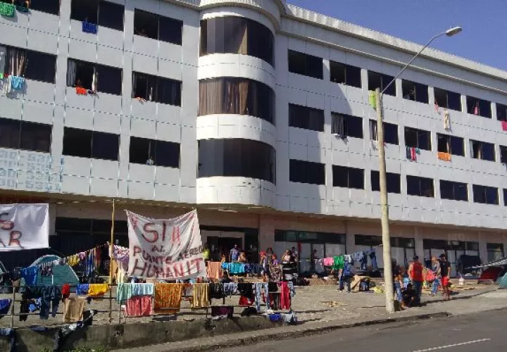 Los cubanos dicen que necesitan que el Gobierno los ayude a salir de Paso Canoas con destino a EE.UU.  / Foto José Vásquez