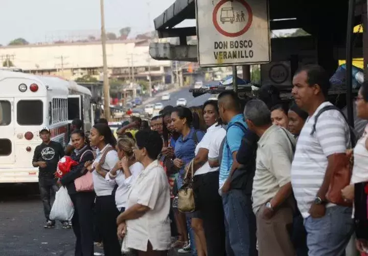 La poca frecuencia sigue empañando el sistema de metrobús.   / Foto Edwin González 